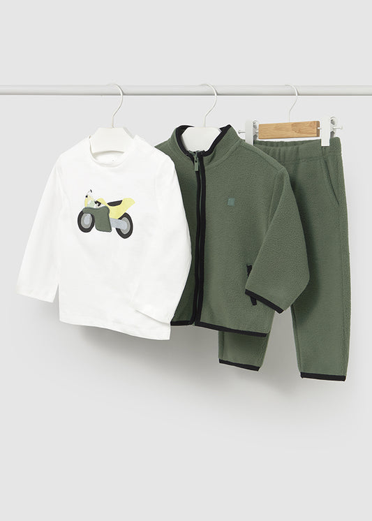 Tracksuit w/ t-shirt
