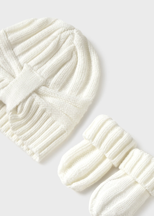 Hat and gloves set